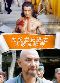 两人戴着口罩一前一后走进入驻的豪宅。